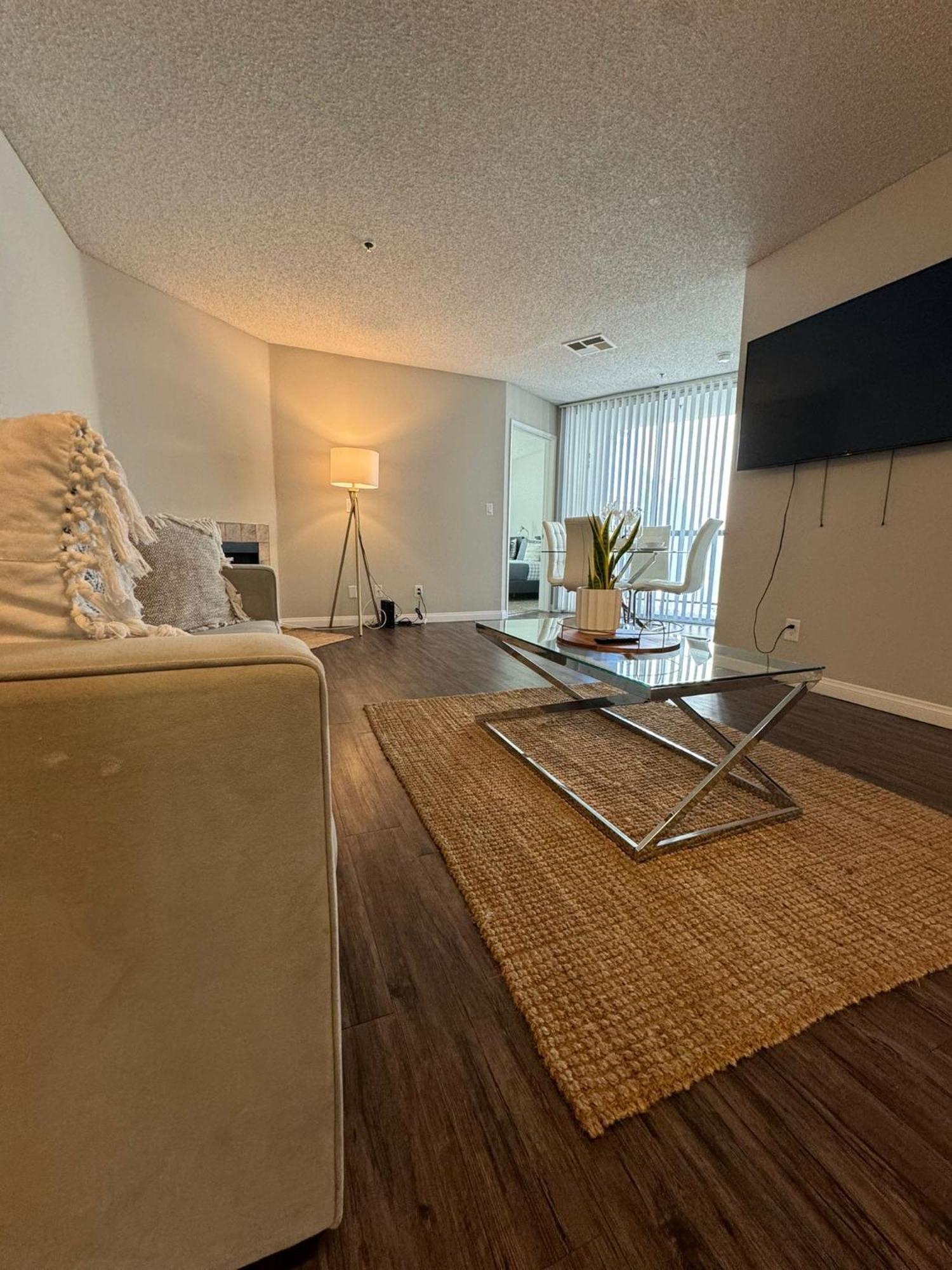 Incredible Two Bedroom Hollywood Apartments Free Parking Los Angeles Eksteriør billede