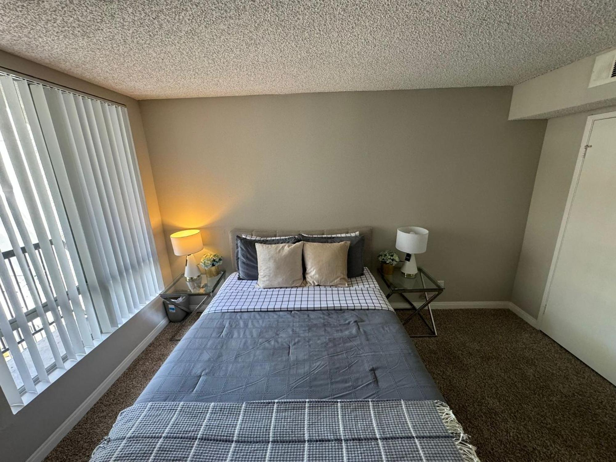 Incredible Two Bedroom Hollywood Apartments Free Parking Los Angeles Eksteriør billede
