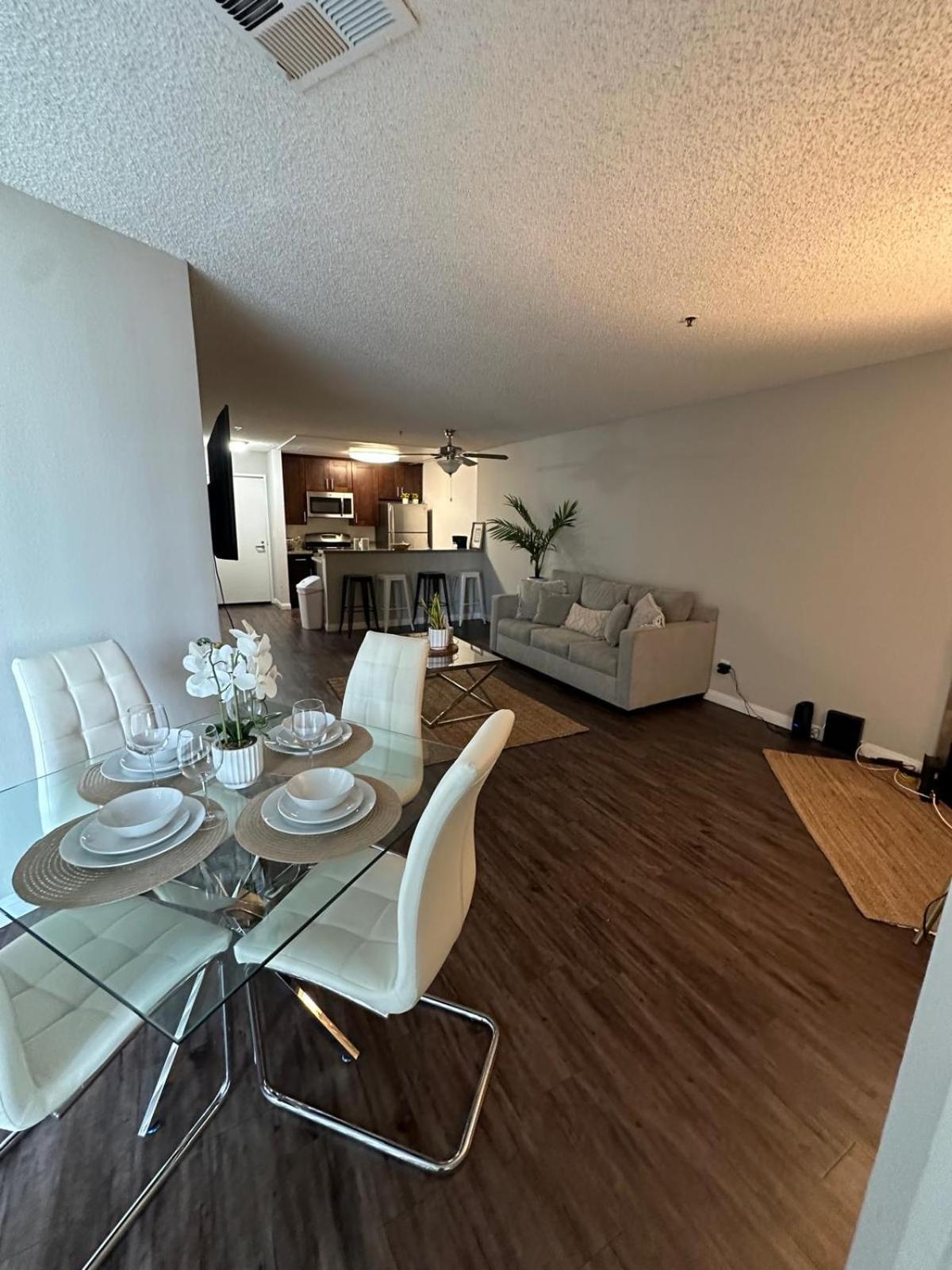 Incredible Two Bedroom Hollywood Apartments Free Parking Los Angeles Eksteriør billede