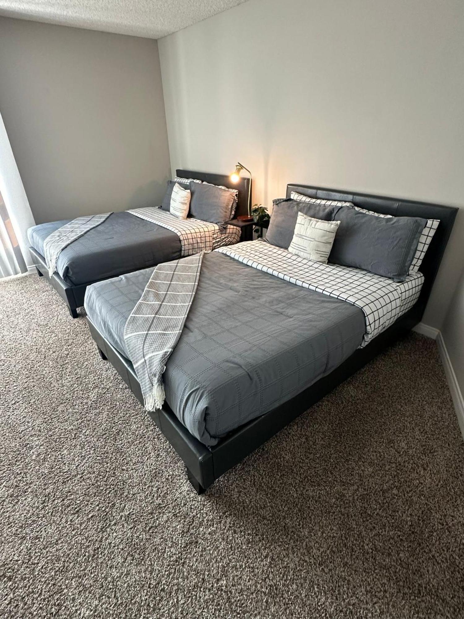 Incredible Two Bedroom Hollywood Apartments Free Parking Los Angeles Eksteriør billede