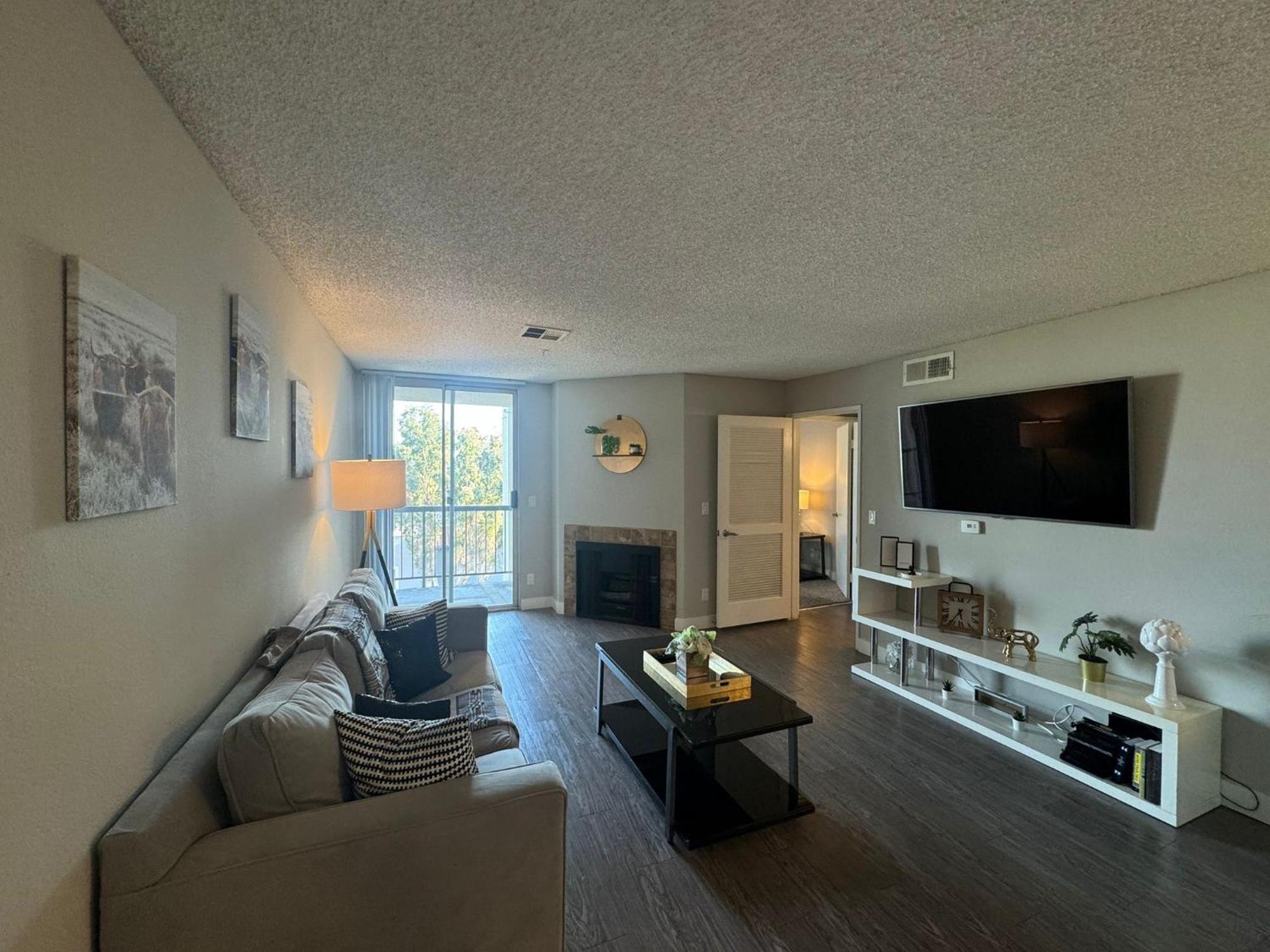 Incredible Two Bedroom Hollywood Apartments Free Parking Los Angeles Eksteriør billede