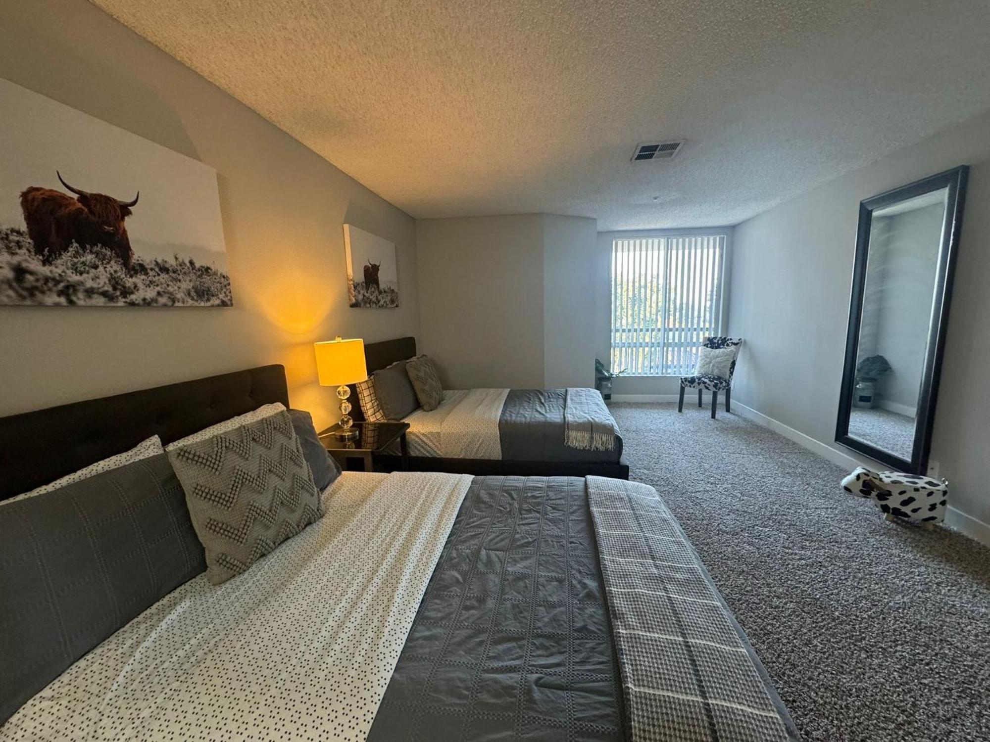 Incredible Two Bedroom Hollywood Apartments Free Parking Los Angeles Eksteriør billede