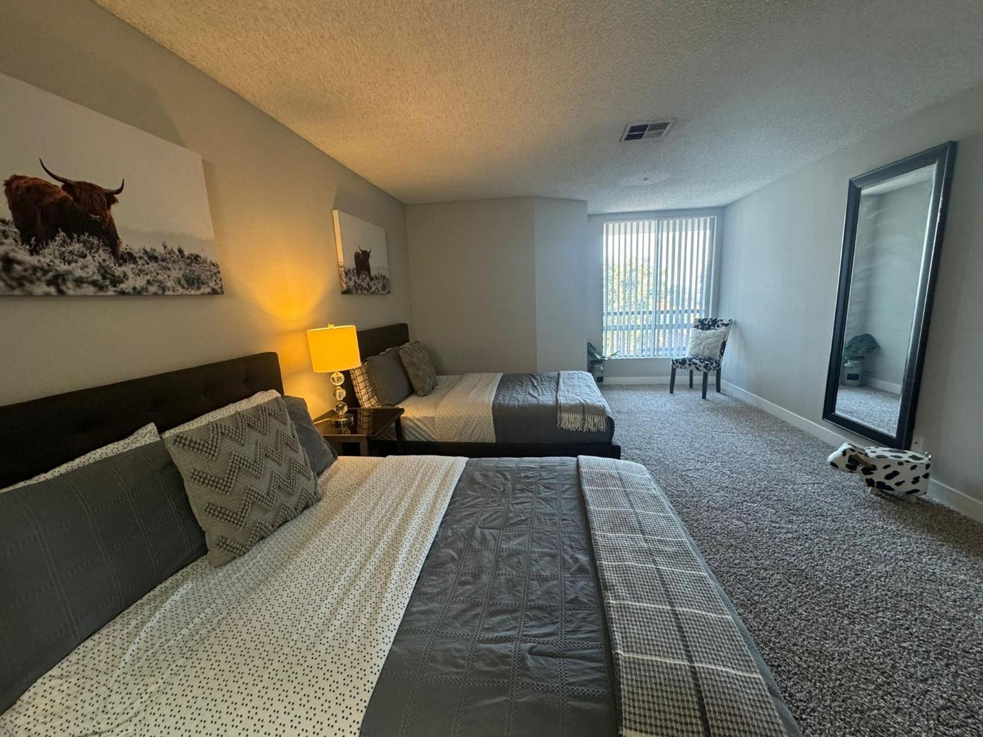 Incredible Two Bedroom Hollywood Apartments Free Parking Los Angeles Eksteriør billede
