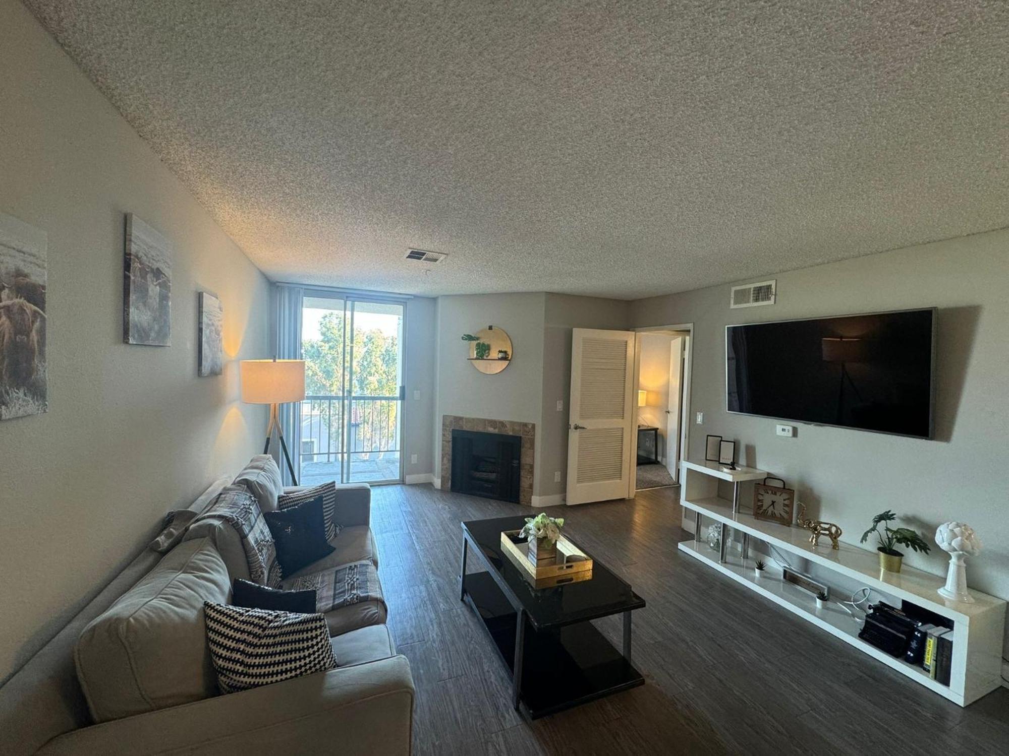 Incredible Two Bedroom Hollywood Apartments Free Parking Los Angeles Eksteriør billede