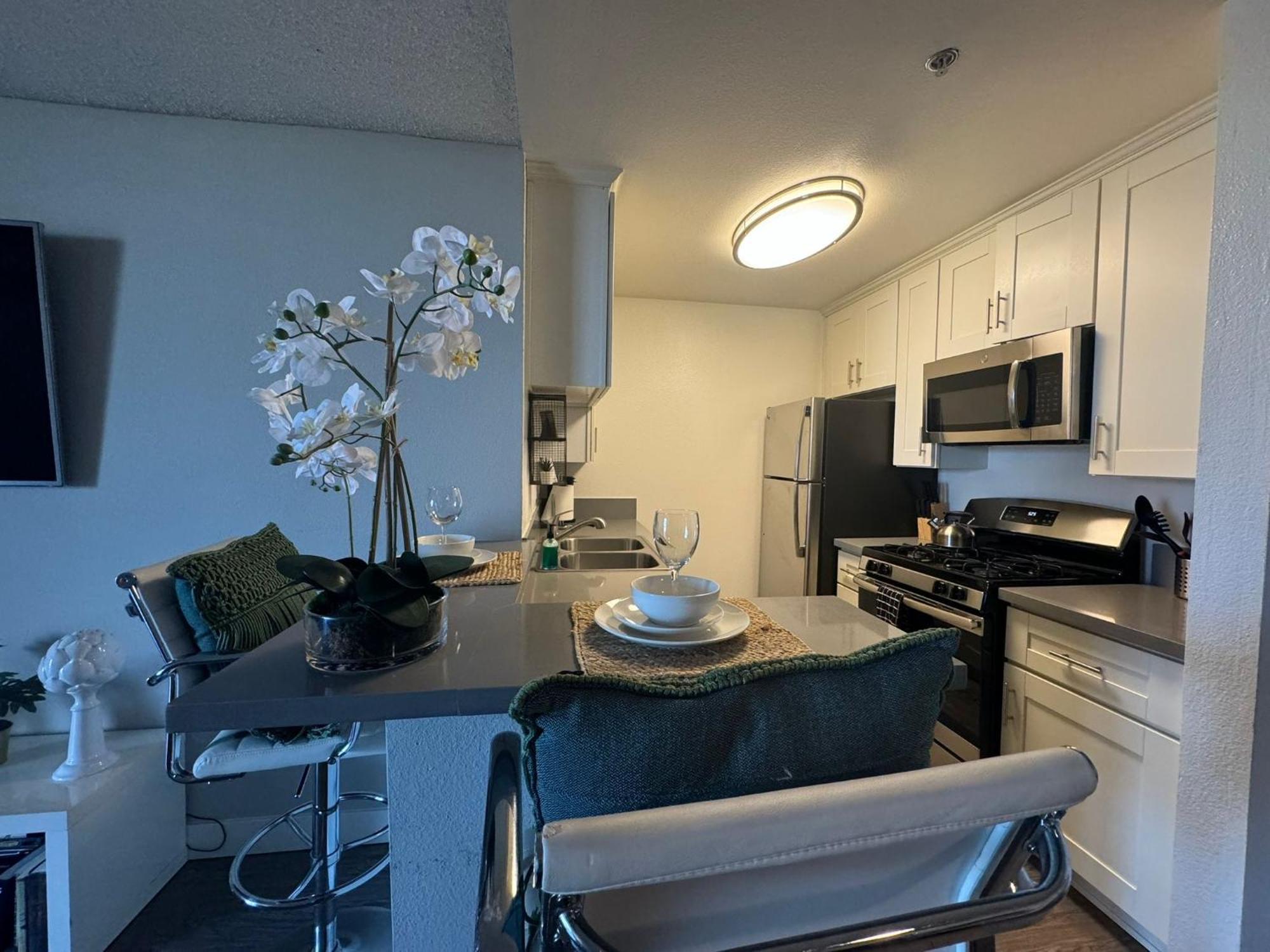 Incredible Two Bedroom Hollywood Apartments Free Parking Los Angeles Eksteriør billede