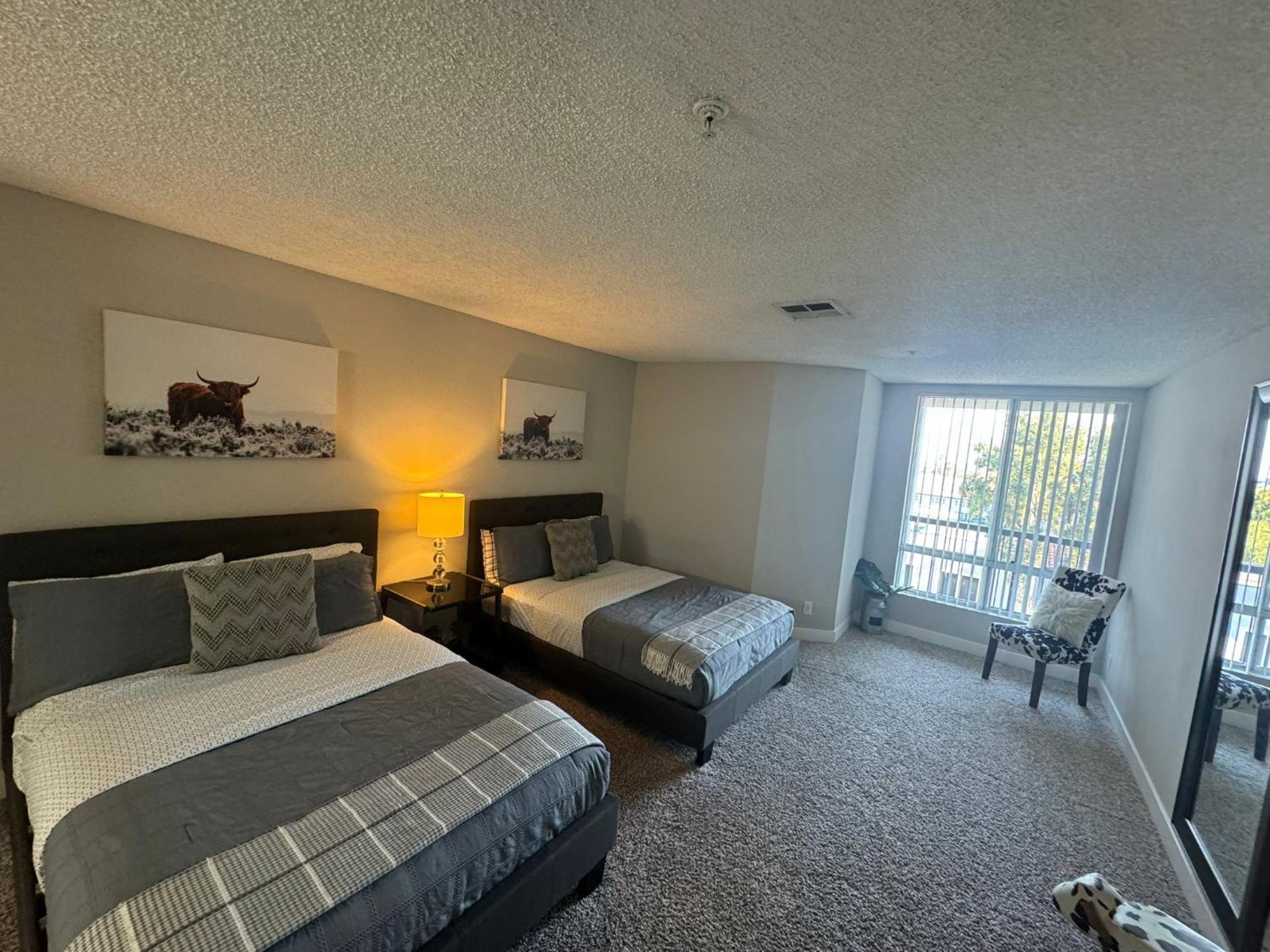 Incredible Two Bedroom Hollywood Apartments Free Parking Los Angeles Eksteriør billede