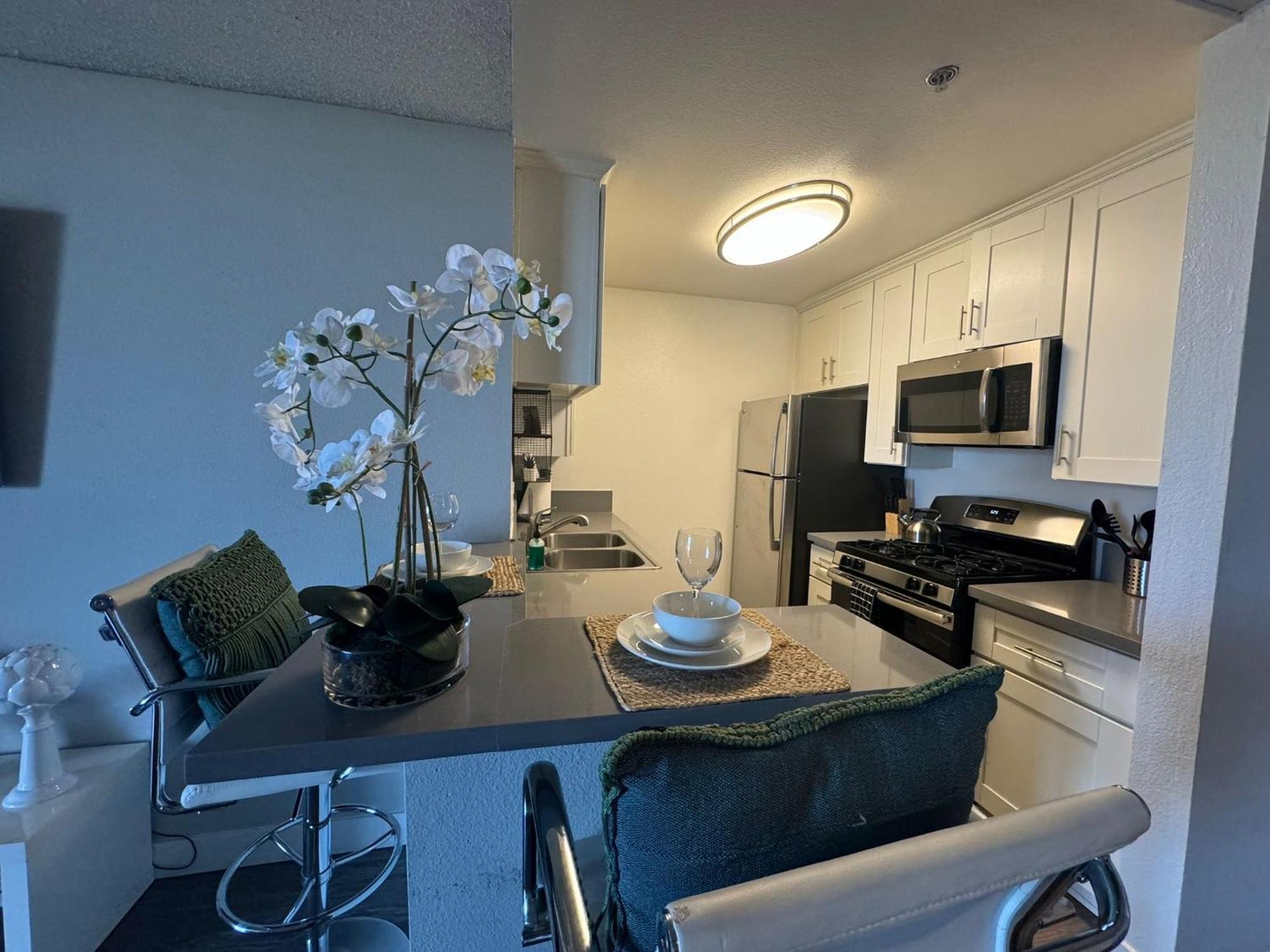 Incredible Two Bedroom Hollywood Apartments Free Parking Los Angeles Eksteriør billede