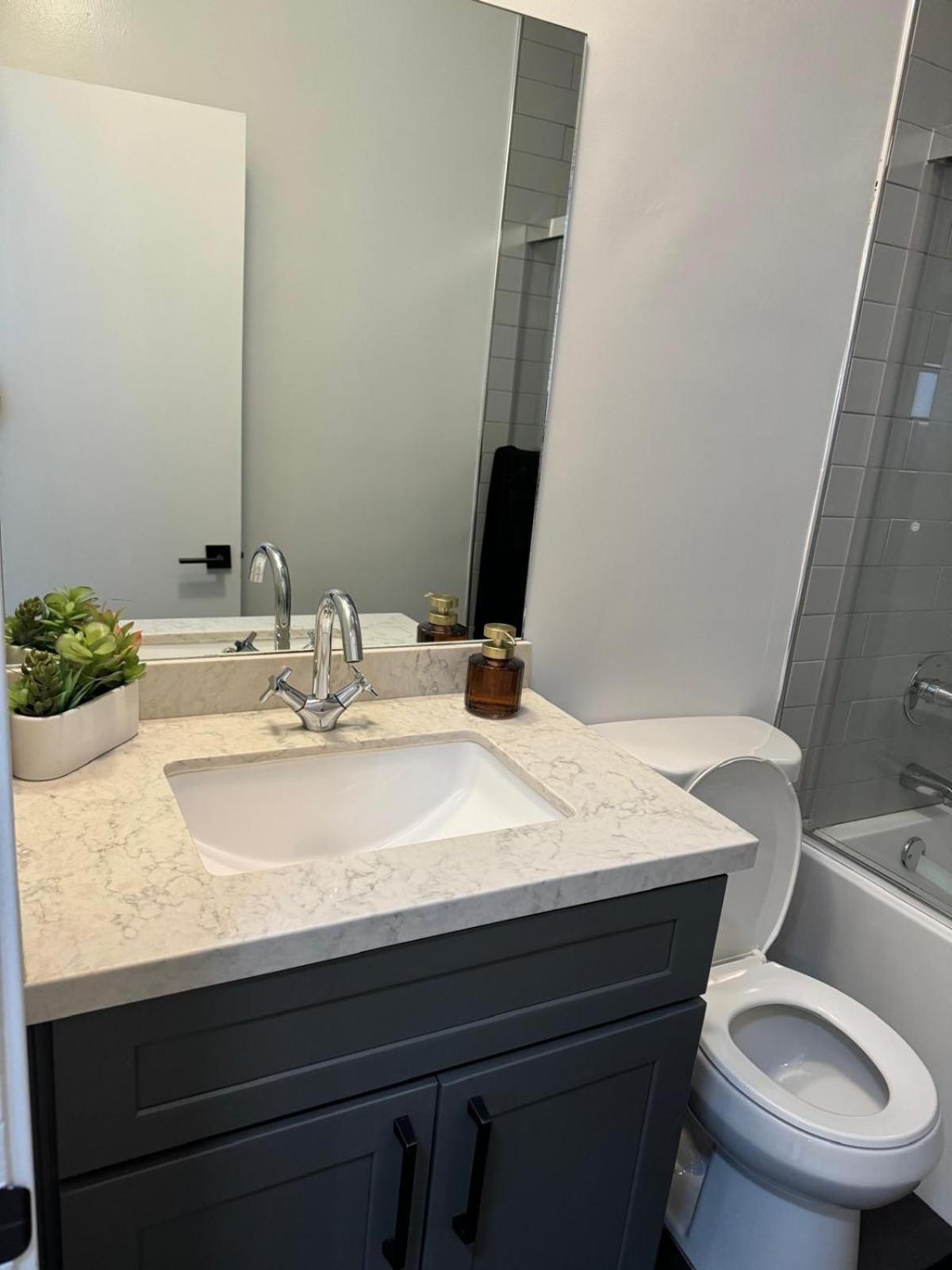 Incredible Two Bedroom Hollywood Apartments Free Parking Los Angeles Eksteriør billede