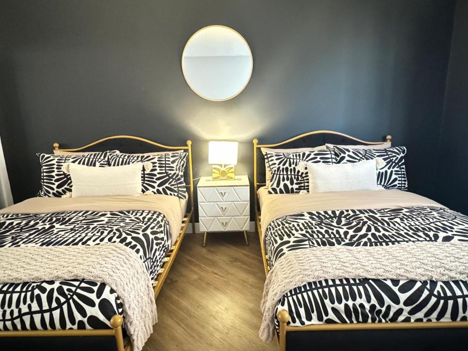 Incredible Two Bedroom Hollywood Apartments Free Parking Los Angeles Eksteriør billede
