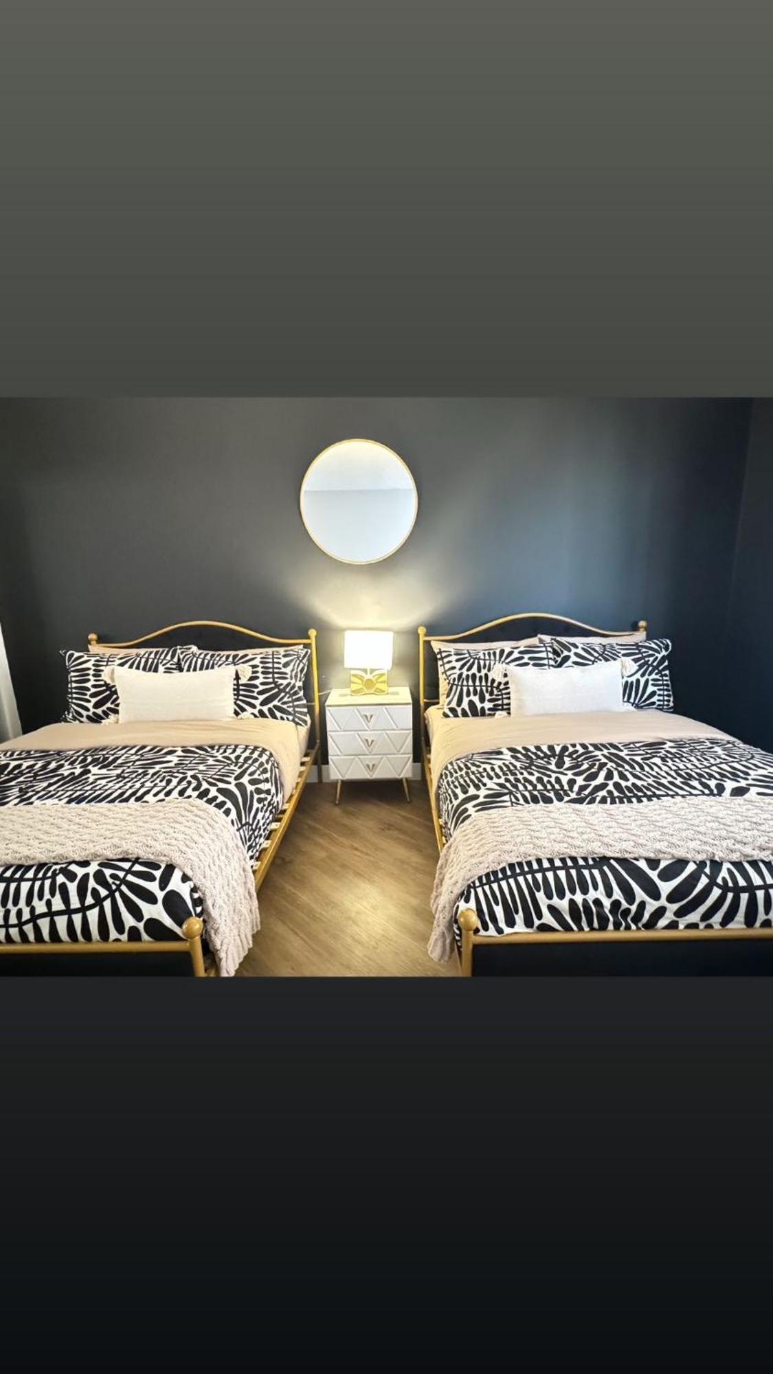 Incredible Two Bedroom Hollywood Apartments Free Parking Los Angeles Eksteriør billede