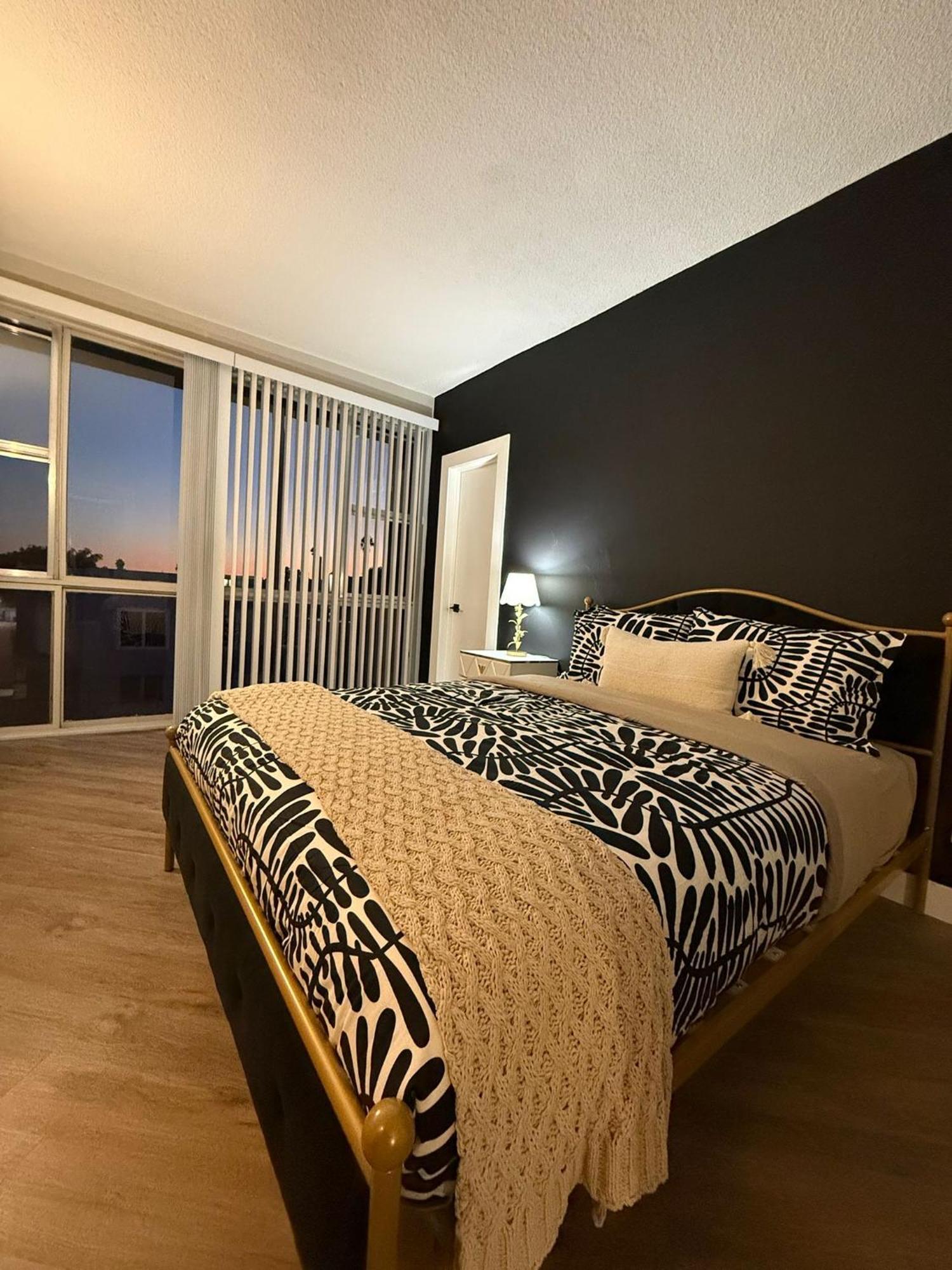 Incredible Two Bedroom Hollywood Apartments Free Parking Los Angeles Eksteriør billede